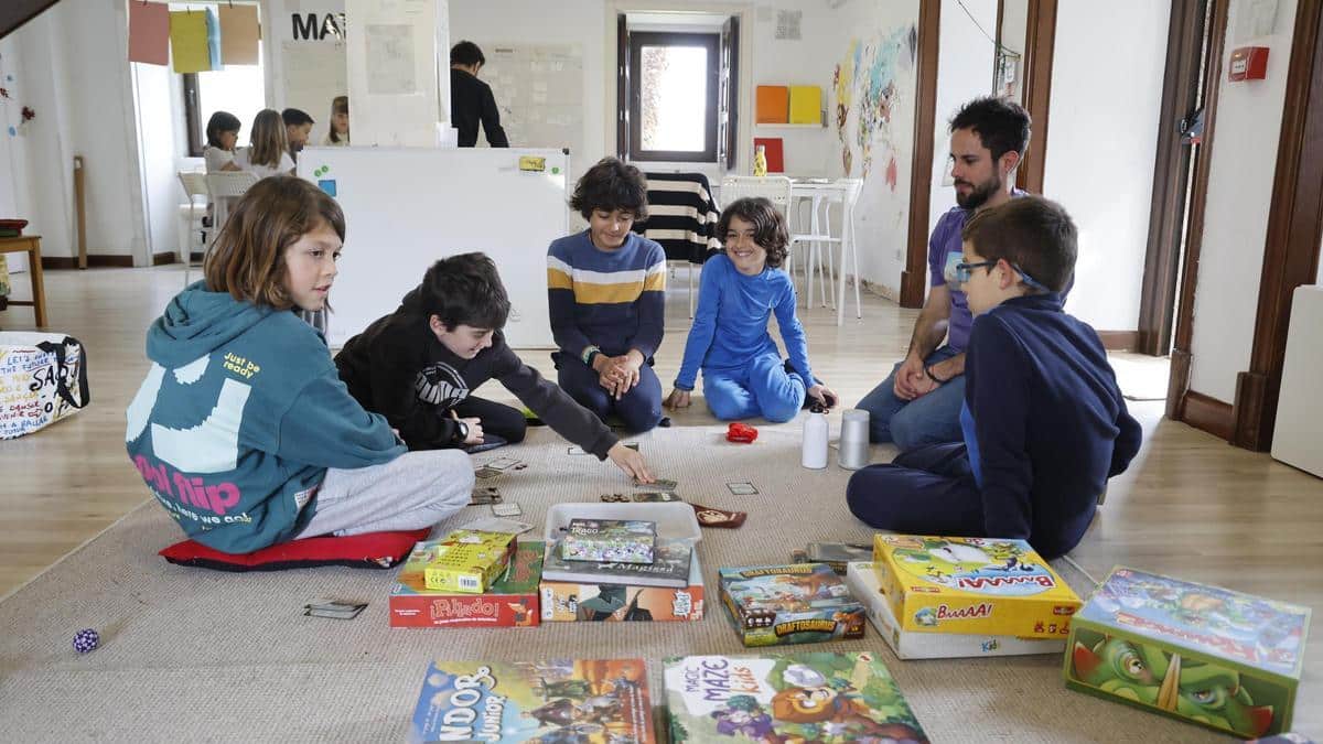 Niños aprendiendo a través del juego interactivo